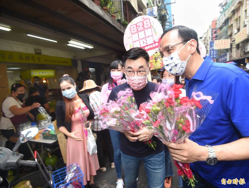 國民黨主席選戰開打，朱立倫和江啟臣都說要訪美。圖為國民黨5月8日舉辦「寵愛媽咪、響應828公投」活動畫面，江啟臣、朱立倫都有出席，背後還出現反萊豬的牌子。（資料照，記者方賓照攝）