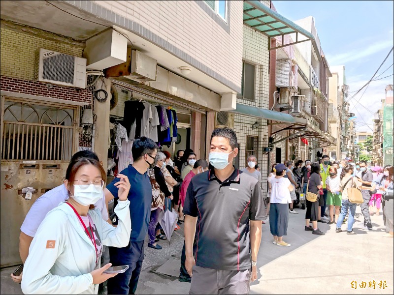 網紅企業社在住宅區製作動物標本擾鄰，居民群起抗議。（記者盧賢秀攝）