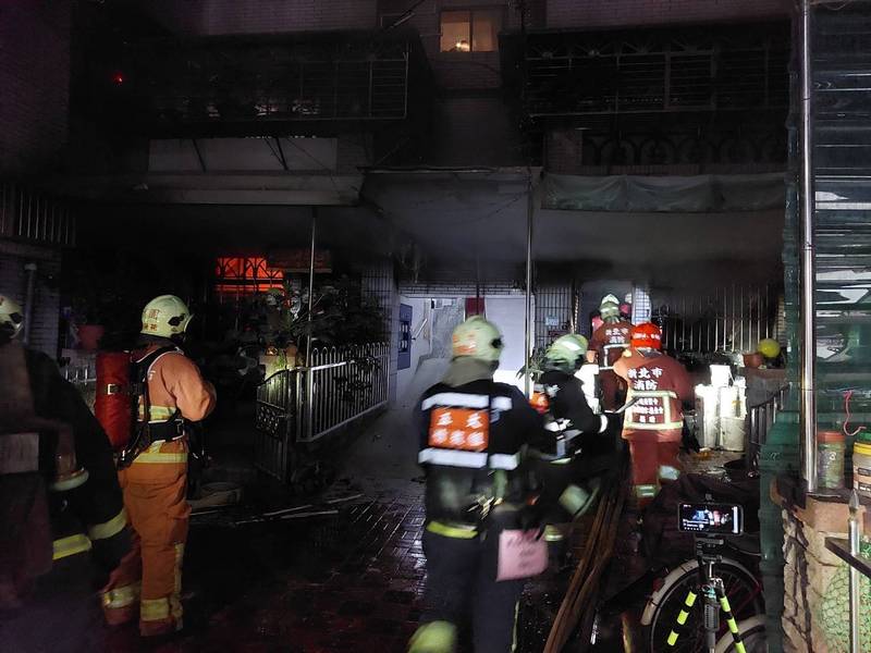 新北市三峽區傳出一家7口受困火場，消防員雖衝入火場救出7人，仍釀成3死4命危傷亡，圖為火災現場。（記者吳仁捷翻攝）
