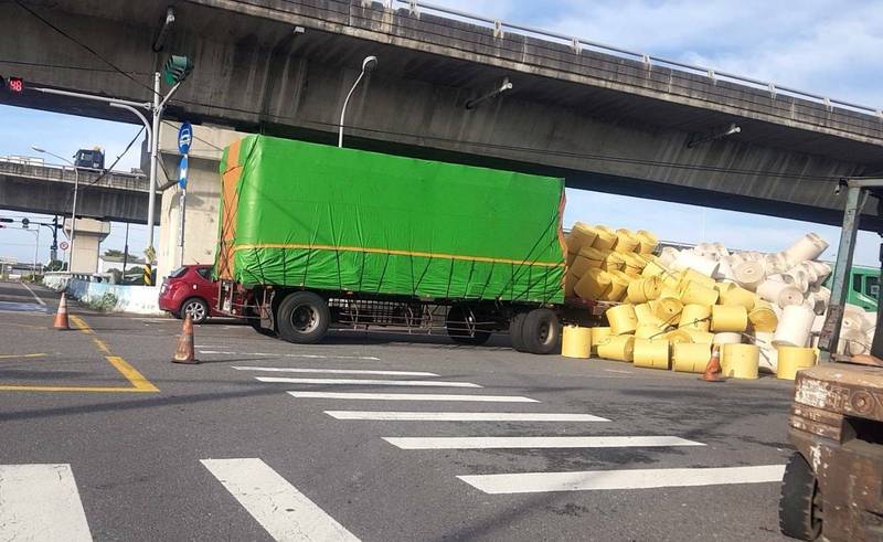 一輛載有60噸紙捲的大貨車，從彰化員埔路左彎上台76線西向時，疑因車速過快，在重心加速度下，車台上紙捲發生傾斜，大量紙捲堆在交流道入口。（翻攝彰化踢爆網）