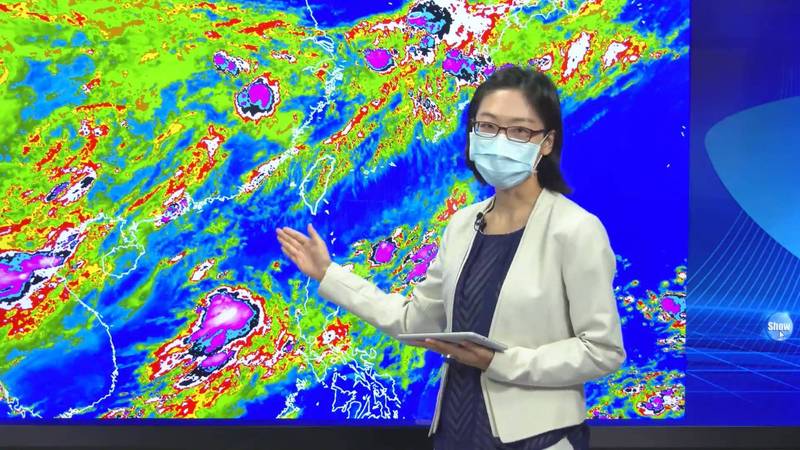 中央氣象局預報員朱美霖說，大台北地區及各地山區午後將有局部大雨、短延時強降雨發生的機率，南部也可能有零星雨勢。（擷取自氣象局天氣預報直播）