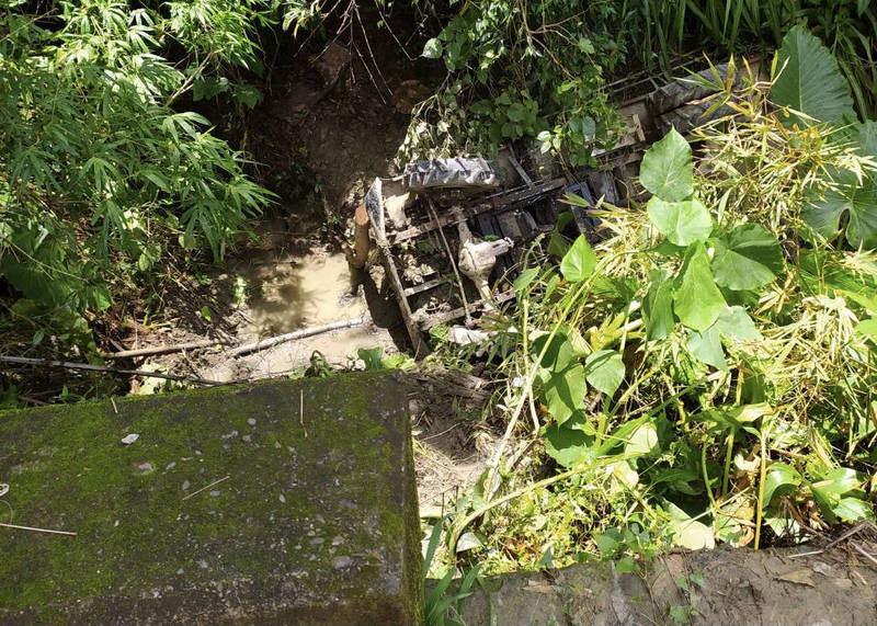 台南六甲農用搬運車掉落邊坡山溝，壓住開車的農民，可能因山溝裡都是爛泥，幸運只有擦撞傷。（讀者提供）