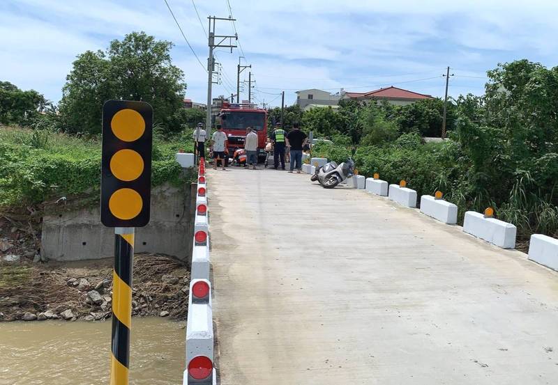 老翁騎車行經崙頂一號橋，疑似不慎摔落溪流，消防隊救起時，已氣絕身亡。（圖由民眾提供）