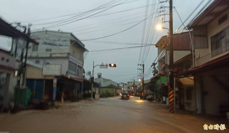 高雄山區今天傍晚下大雷雨，六龜區達淹水一級警戒。（記者陳文嬋攝）