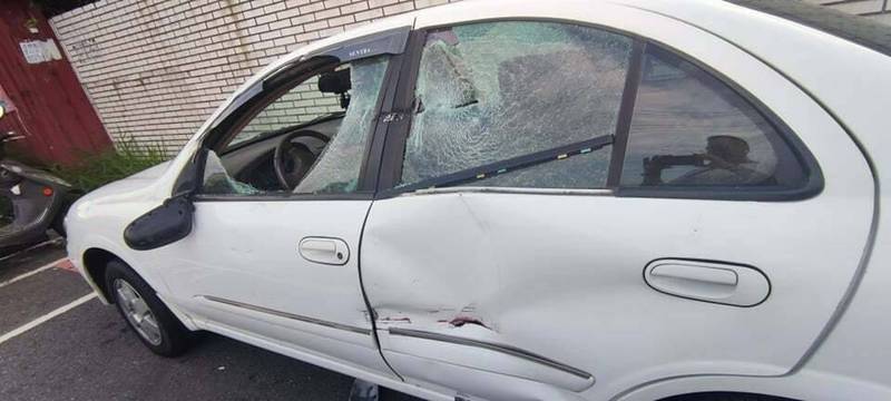 圖中白色自小客車車主把愛車停在停車格，時隔39小時再見發現明顯刮痕、玻璃全毀。（記者李容萍翻攝）（記者李容萍攝）