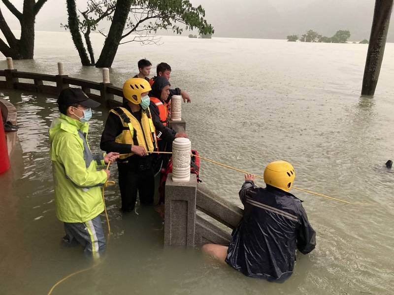 曾文水庫旁嘉義縣大埔鄉湖濱公園六角亭一帶最近都泡在水中，鄉公所日前已將公園封閉，但11日有2名大學研究生前往湖濱公園，其中1人疑撿手機時不慎落水，警消到場搜救。（嘉義縣消防局提供）