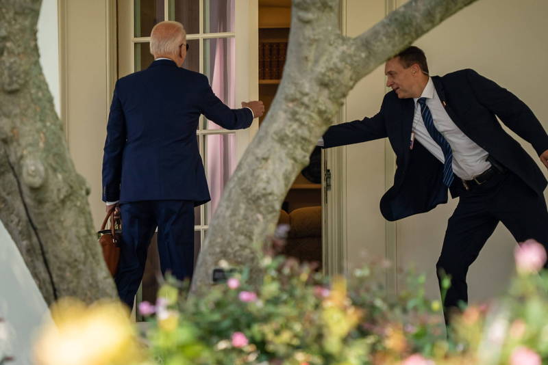 替拜登指路的随扈亲自替拜登开门，让他进入白宫内。（欧新社）(photo:LTN)