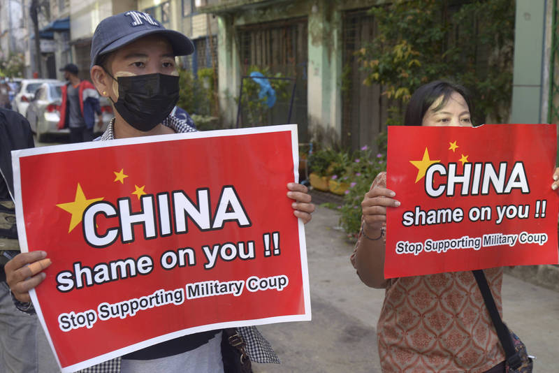缅甸外交部今天说，中国金援缅甸军政府600多万美元，这意味着中国与缅甸军政府恢复合作。图为缅甸反政变人士今年4月示威，要求中国停止支持缅甸军政府。（美联社）(photo:LTN)