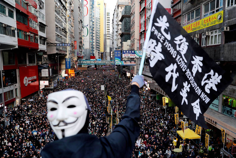 香港民間人權陣線部分還留下來的成員上週曾經商量解散事宜，當時主流意見都傾向解散。圖為2019年時民陣在國際人權日發動集會遊行。（路透）
