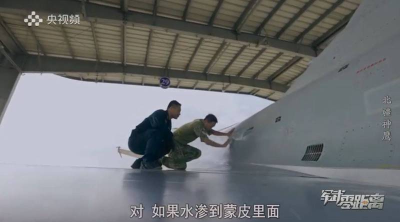 央视近日一期介绍中国制战机歼10-B的清洁保养时，曝光战机清洁竟然要靠含有清洁剂的海绵「干洗」，否则水会渗透到里面造成零件生锈。（撷取自微博）(photo:LTN)