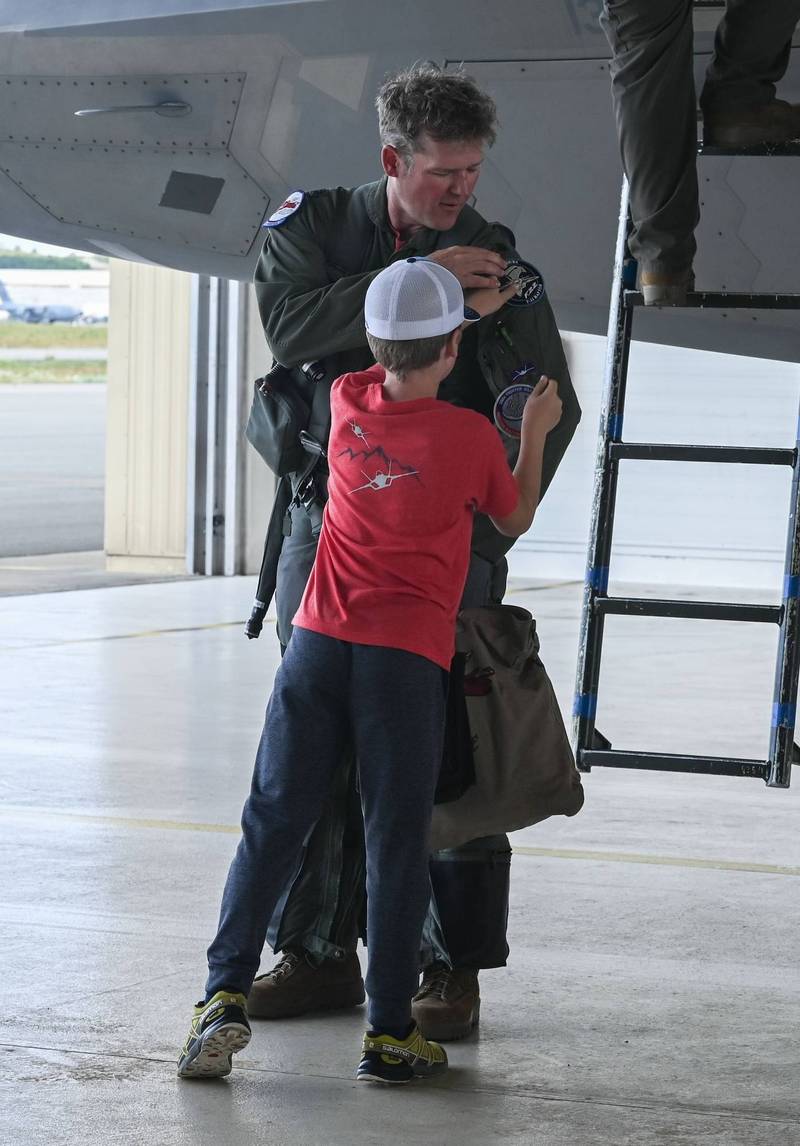 在达成飞行时数的创举后，贝柯拉中校的儿子（红衣者），特别帮父亲配戴纪念勋章。（图撷取自美军919th Special Operations Wing官网）(photo:LTN)