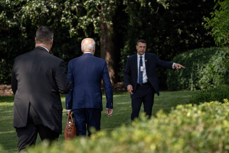 拜登10日回到白宫，随扈向他指路，不料拜登竟走错路。（欧新社）(photo:LTN)