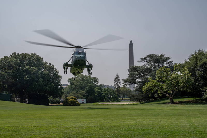 海军陆战队一号载着拜登降落在白宫南草坪。（欧新社）(photo:LTN)