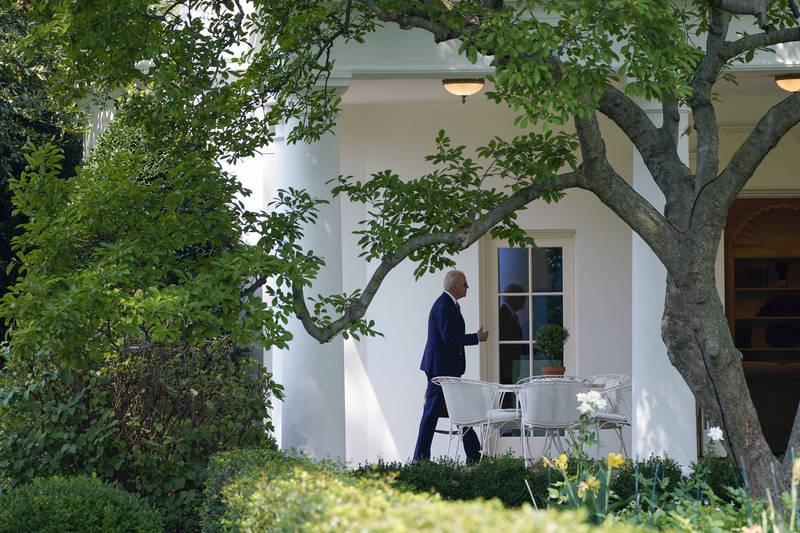 拜登跟着随扈走上草坪，从另1条路进入白宫。（美联社）(photo:LTN)