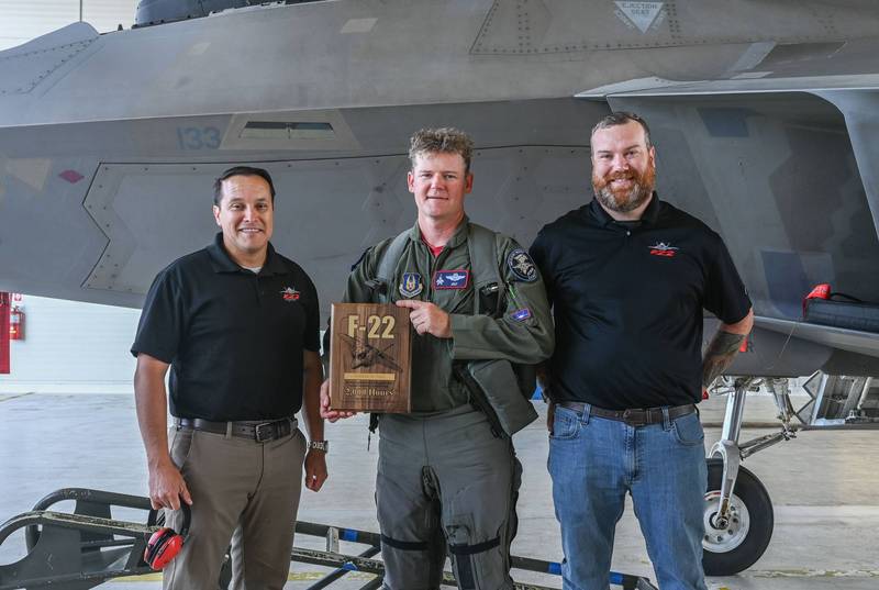 302战斗机中队的贝科拉中校（中），F-22飞行时数正式突破2000小时，该机制造商洛克希德马丁公司特制纪念碑授予他，以宣扬其殊荣。（图撷取自美军919th Special Operations Wing官网）(photo:LTN)