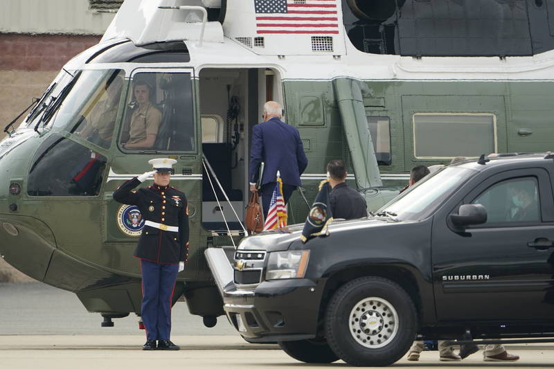 拜登10日从德拉威尔州纽卡斯尔搭车到当地美国空军国民警卫队，搭上海军陆战队一号飞往白宫。（美联社）(photo:LTN)