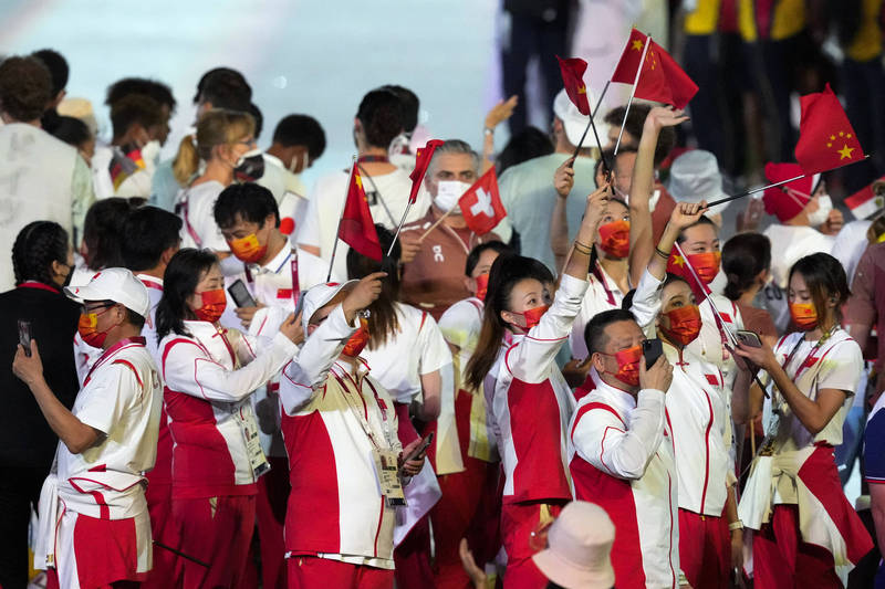 中国队在这次东奥总计拿下88面奖牌，赛事结束后中国各省开始比较谁拿的奖牌多。图为中国选手在东奥闭幕时挥舞五星旗的画面。（美联社）(photo:LTN)