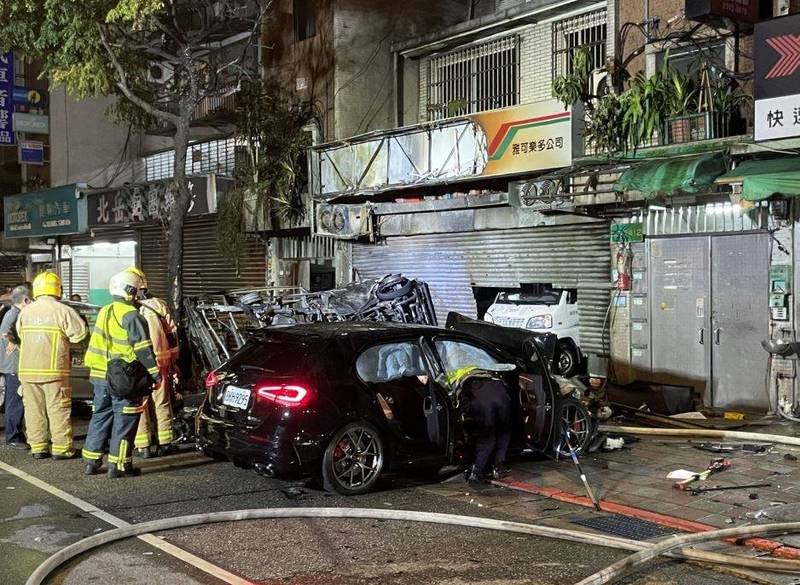 小貨車和賓士車相撞引起大火延燒路邊車輛和一間倉庫。（記者劉慶侯翻攝）