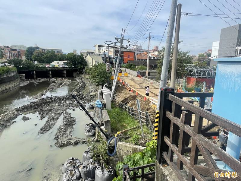 雲林路二段6巷塌陷危及雲林溪護岸。（記者林國賢攝）