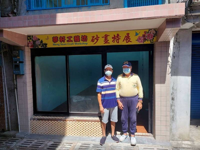 來自貢寮澳底的砂畫藝術家吳藝凡,目前進駐牡丹街146號(夢軒工藝坊),共同推動牡丹老街創生。(城鄉發展局提供) 來自貢寮澳底的砂畫藝術家吳藝凡,目前進駐牡丹街146號(夢軒工藝坊),共同推動牡丹老街創生。(城鄉發展局提供)