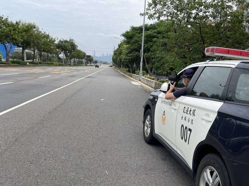 台北市士林分局統計，110年5至7月份，取締超速違規案件達3萬1000餘件，較去年同期2萬6000餘件，增加5500餘件。（記者鄭景議翻攝）