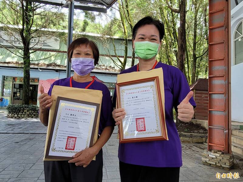 現住新北市今年68歲的葉秀玉（左），連續28年參加全國客家文化夏令營活動，妹妹葉玉嬌（右）也有連續18年的紀錄。（記者佟振國攝）