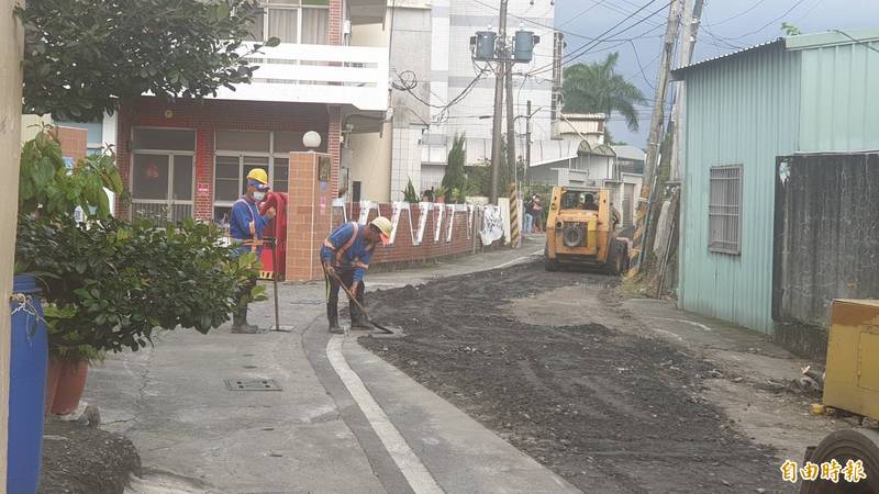 屏東市復興南路一段505巷道路，市公所刨除柏油還地給地主。（記者葉永騫攝）