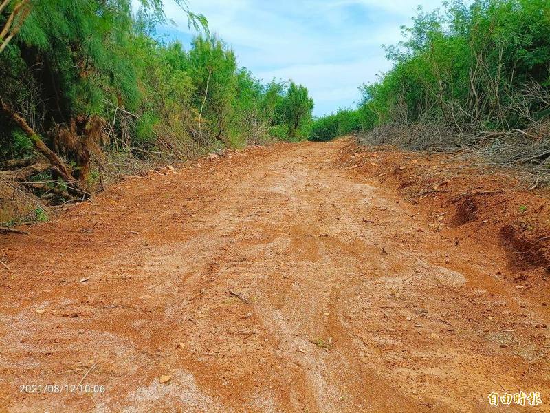 王屋廢棄營區聯外道路爆發嚴重土石流。（記者劉禹慶攝）