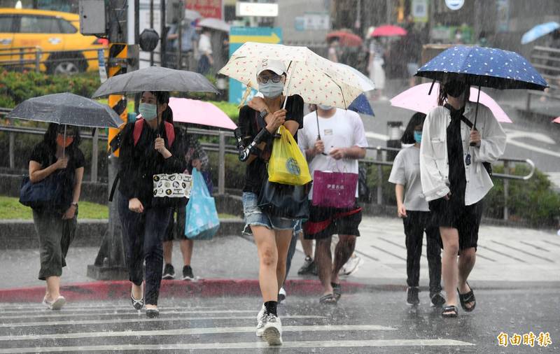 明天清晨至上午中南部有短暫雷雨或陣雨，各地午後也是雷陣雨天氣，請寄得帶傘。（記者廖振輝攝）