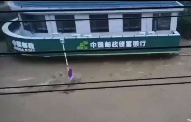 中国湖北省随州市柳林镇今天凌晨开始降雨，上午就淹大水，画面中的洪水已经把这栋建筑物的1楼几乎全淹没。（图翻摄自微博）(photo:LTN)