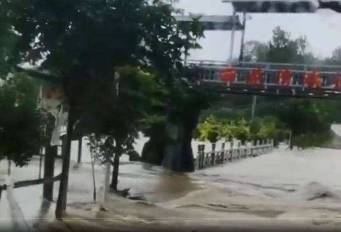 柳林镇今天上午传洪灾，可见道路淹水水势湍急。（图翻摄自微博）(photo:LTN)
