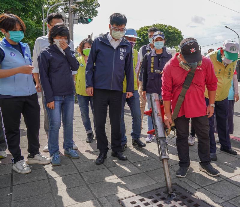 陳其邁（中）視察登革熱防治噴藥。（高市府提供）