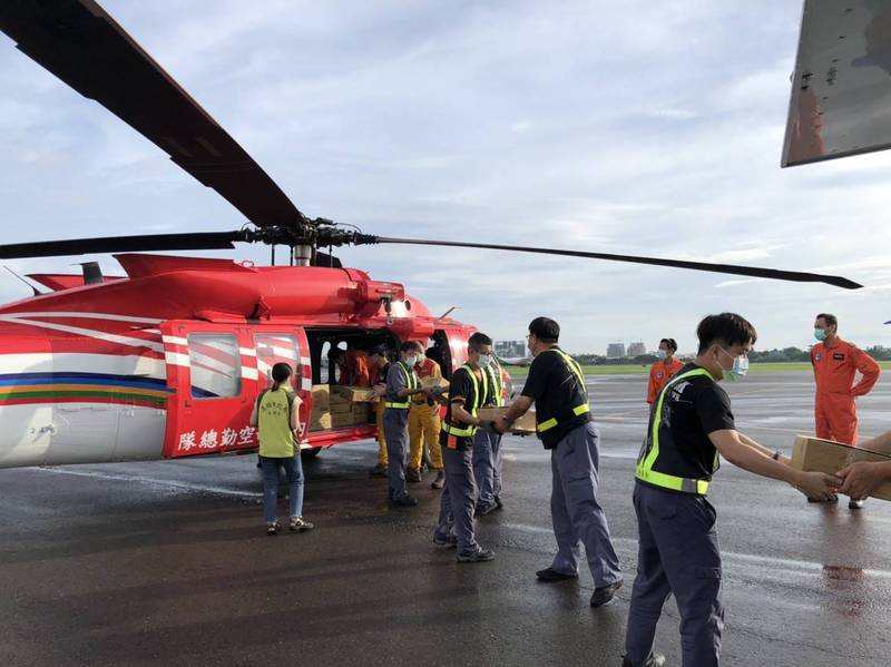 高雄市今再利用空勤總隊直升機，載運600公斤物資前往桃源山區3部落。（高市社會局提供）