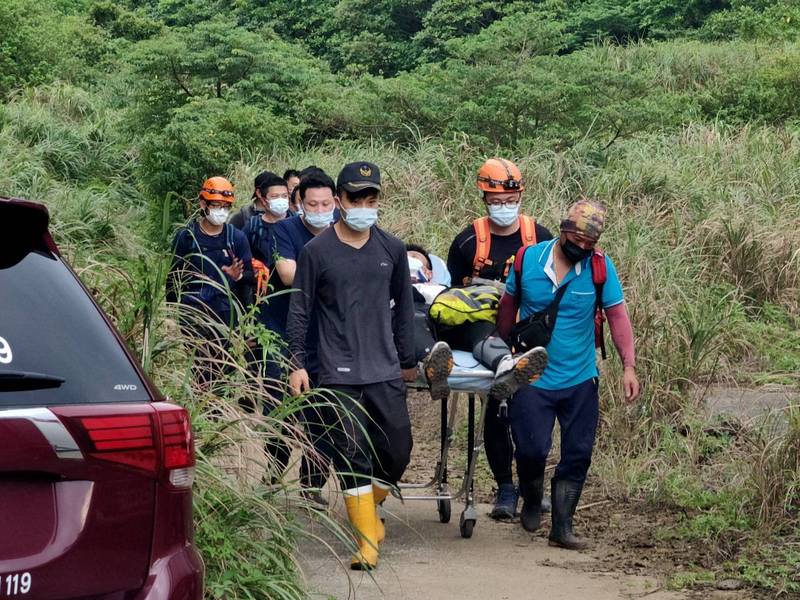 一名登山客今天爬劍龍稜跌落2公尺深山溝，摔斷左手，新北市第六救災救護大隊員傍晚成功救出，送醫救治。（記者林嘉東翻攝）