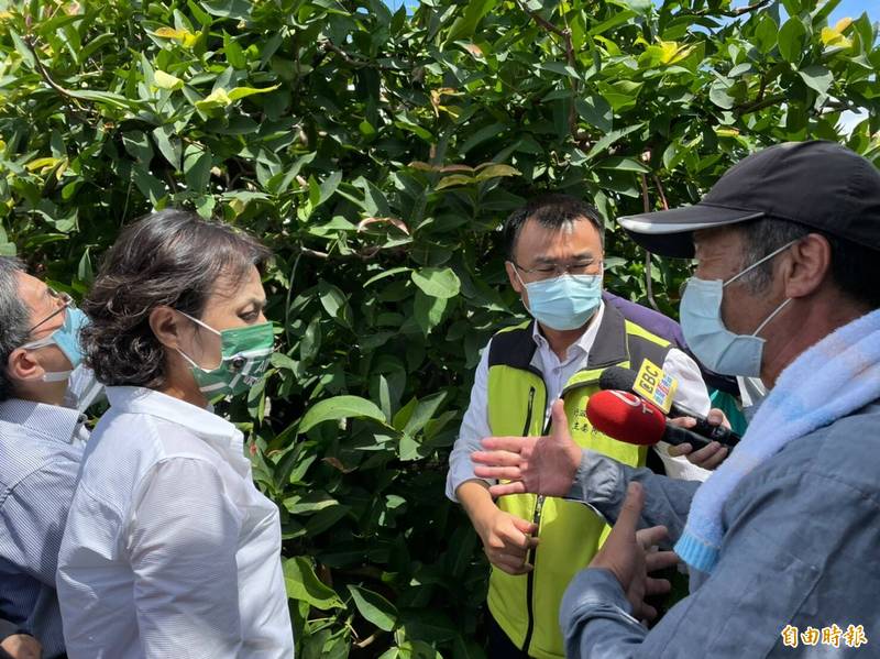 果農向農委會主委陳吉仲（中）陳情。（記者黃旭磊攝）