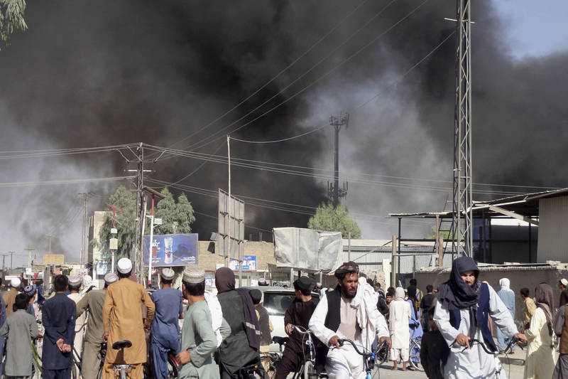阿富汗安全部队与激进组织神学士12日在第三大城坎达哈交战，市内冒出阵阵浓烟。（美联社）(photo:LTN)