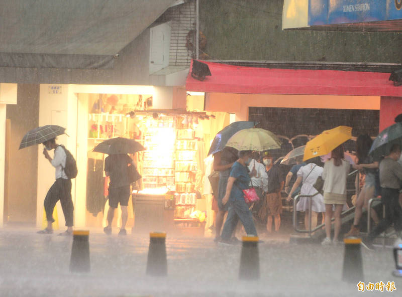 雙北下午降下大雷雨。（記者王藝菘攝）