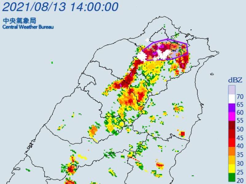 中央氣象局下午2時對台北市、新北市、基隆市與桃園市發布編號0295大雷雨即時訊息，持續至下午3時止。（擷取自中央氣象局）
