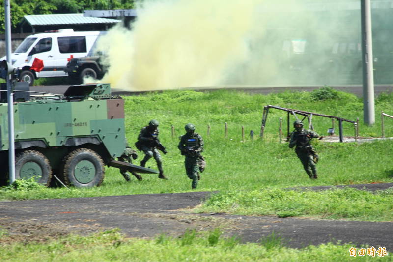 國軍漢光演習將在9月中旬進行實兵演練，但昨天卻傳出陸軍10軍團586旅有位上尉連長體測時昏倒送醫不治。圖為國軍官兵去年在屏東加祿堂進行操演。（資料照）