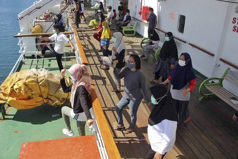 印度政府为了因应传染力超强的Delta变种病毒，在该国港口城市钖江（Makassar）码头上，将1艘渡轮改造成为轻症者的隔离中心，希望能吸引更多染疫者来船上隔离。（美联社）(photo:LTN)