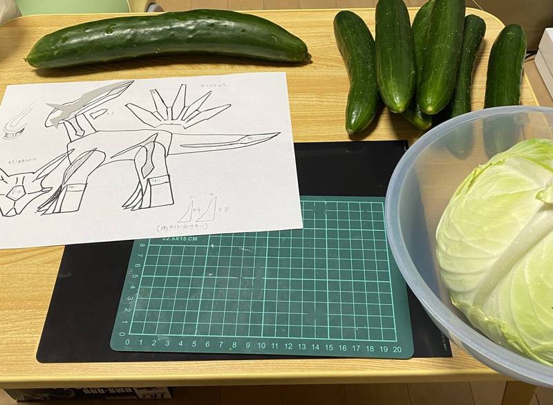 日本網友從凌晨開始就畫設計圖及準備材料，著手為祖先製作「精靈馬」。（圖取自推特「@amenomi1366」）