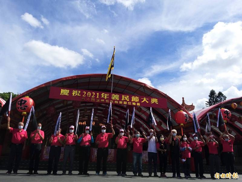 新竹縣新埔褒忠亭義民節祭典今早9點由枋寮聯庄輪值祭典區，分流恭迎義民爺神龕和黑令旗回祭典區坐鎮，為「義魄千秋」 2021全國義民祭揭開序幕。 （記者廖雪茹攝）