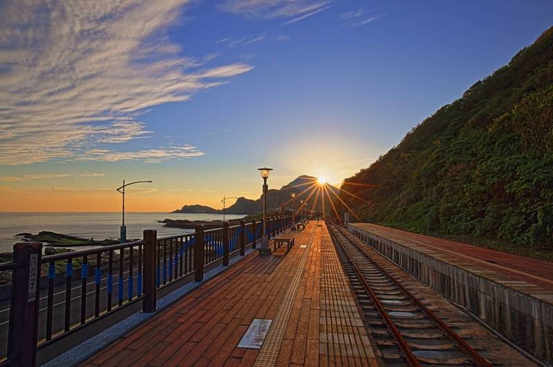 基隆八斗子車站山海美景。（基隆市政府提供）