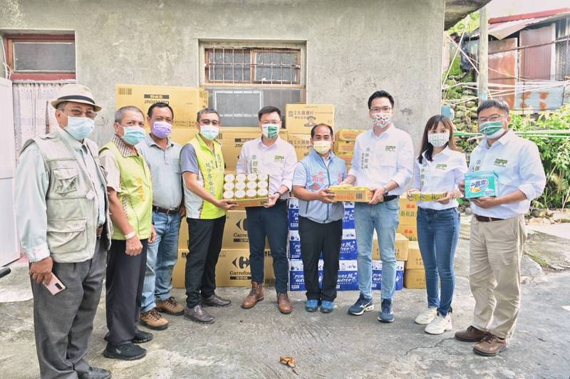 民進黨高市黨部主委趙天麟今偕同多位高市議員前進原鄉受困部落捐贈物資。（高市黨部提供）