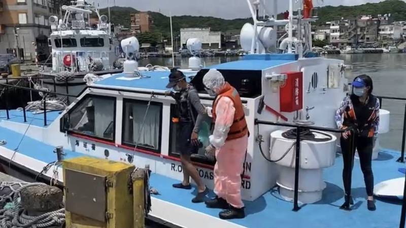 一對男女在新北市鼻頭漁港海域玩SUP槳板，因體力不濟，划不回岸上。海巡署澳底海巡隊獲報馳援，及時將2人救起，載回岸上。（記者林嘉東翻攝）