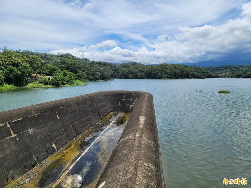 永和山水庫若達85公尺滿水位，將從溢流堰自然溢流，恐影響下游住戶安全，所以水公司調節放水，將水位維持在84到84.5公尺。（記者彭健禮攝）