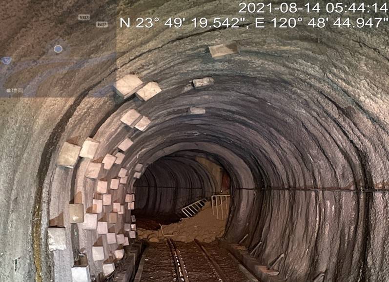 集集線2、3號隧道間維修通道（K23+750處）今遭土石入侵。（圖：台鐵局提供）