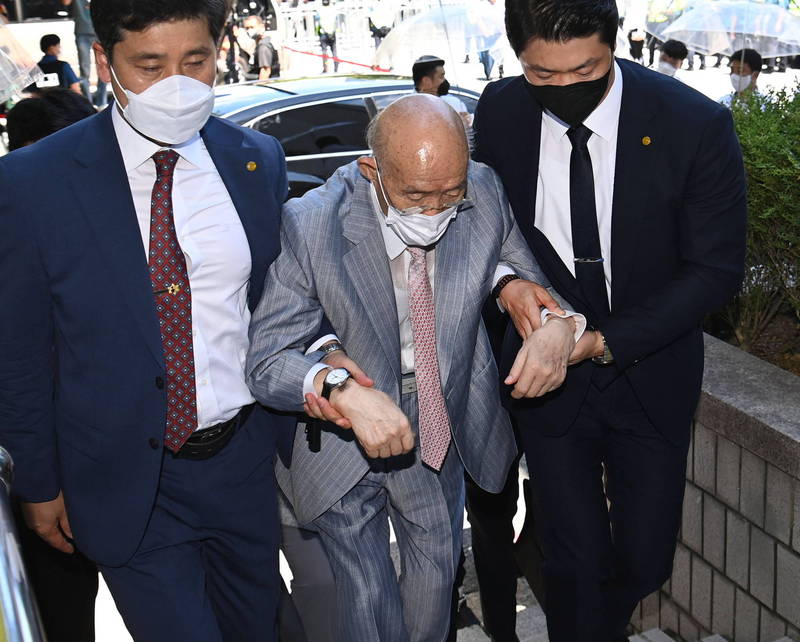 现年90岁的南韩前总统全斗焕涉嫌诋毁光州民主运动死者名誉，9日出庭受审，却因「唿吸困难」中途退庭。（欧新社）(photo:LTN)