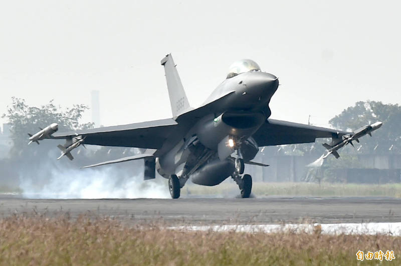 漢翔航太公司正在改裝F-16戰機，上午驚傳疑似有存在機體中的聯胺外洩情況，公司為求慎重，請8名員工至梧棲童綜合醫院檢查。（資料照）