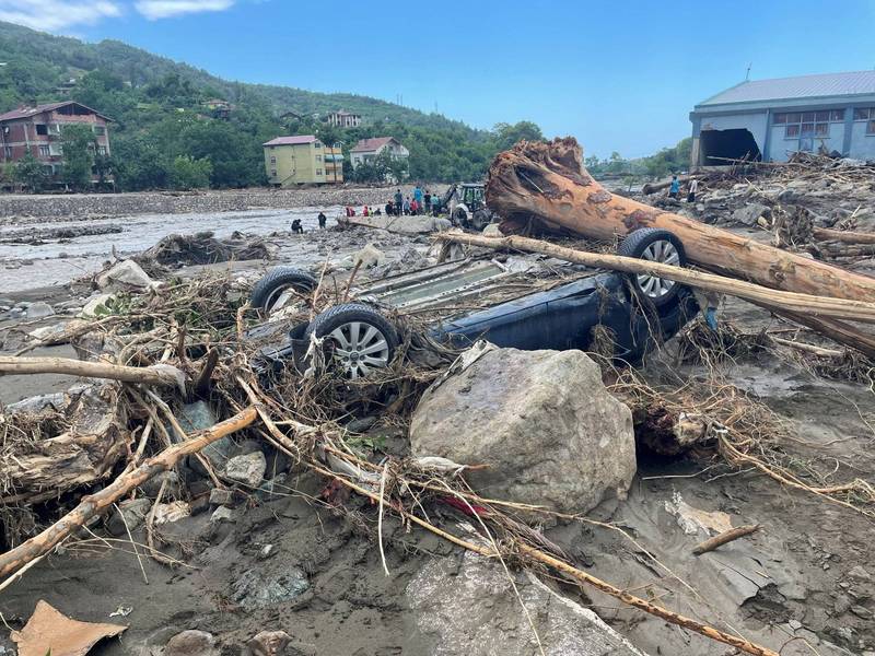 土耳其北部黑海地區11日受暴雨襲擊，引發嚴重洪災，造成房屋倒塌，汽車也被洪水沖走。（路透）